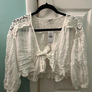 White lace long-sleeved crop top